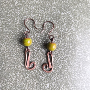 Vörösréz fülbevaló zöld kerámia gyönggyel - ékszer - fülbevaló - lógó fülbevaló - Meska.hu