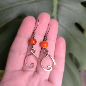 Vörösréz fülbevaló narancs kerámia gyönggyel - Meska.hu