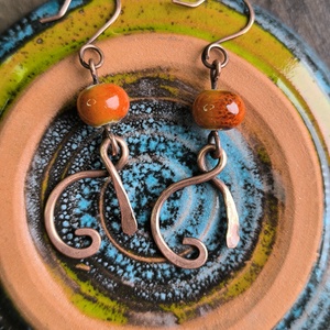 Vörösréz fülbevaló narancs kerámia gyönggyel - ékszer - fülbevaló - lógó fülbevaló - Meska.hu