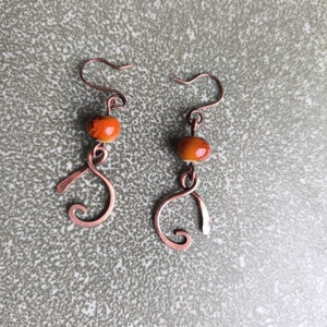 Vörösréz fülbevaló narancs kerámia gyönggyel - ékszer - fülbevaló - lógó fülbevaló - Meska.hu