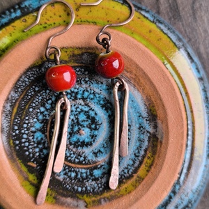 Vörösréz fülbevaló piros kerámia gyönggyel - Meska.hu