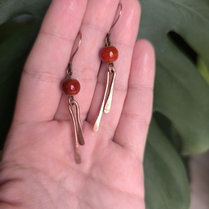 Vörösréz fülbevaló piros kerámia gyönggyel - ékszer - fülbevaló - lógó fülbevaló - Meska.hu