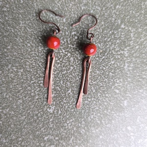 Vörösréz fülbevaló piros kerámia gyönggyel - ékszer - fülbevaló - lógó fülbevaló - Meska.hu