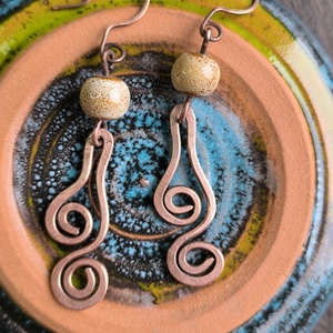 Vörösréz fülbevaló bézs kerámia gyönggyel - Meska.hu