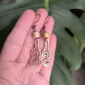 Vörösréz fülbevaló bézs kerámia gyönggyel - ékszer - fülbevaló - lógó fülbevaló - Meska.hu