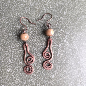 Vörösréz fülbevaló bézs kerámia gyönggyel - ékszer - fülbevaló - lógó fülbevaló - Meska.hu
