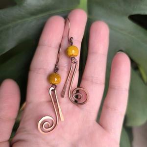 Vörösréz fülbevaló sárga kerámia gyönggyel - ékszer - fülbevaló - lógó fülbevaló - Meska.hu