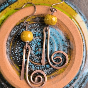 Vörösréz fülbevaló sárga kerámia gyönggyel - Meska.hu