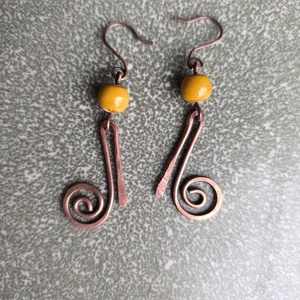 Vörösréz fülbevaló sárga kerámia gyönggyel - ékszer - fülbevaló - lógó fülbevaló - Meska.hu