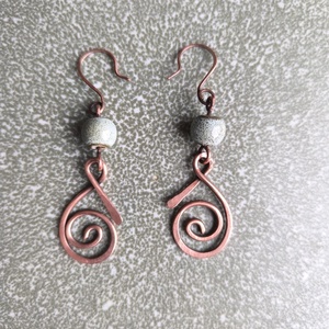 Vörösréz fülbevaló szürkéskék kerámia gyönggyel - ékszer - fülbevaló - lógó fülbevaló - Meska.hu