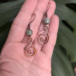 Vörösréz fülbevaló szürkéskék kerámia gyönggyel - ékszer - fülbevaló - lógó fülbevaló - Meska.hu