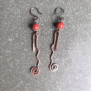 Vörösréz hosszú fülbevaló piros kerámia gyönggyel - ékszer - fülbevaló - lógó fülbevaló - Meska.hu
