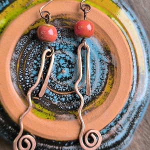 Vörösréz hosszú fülbevaló piros kerámia gyönggyel, Ékszer, Fülbevaló, Lógó fülbevaló, Ékszerkészítés, MESKA