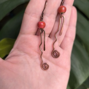 Vörösréz hosszú fülbevaló piros kerámia gyönggyel - ékszer - fülbevaló - lógó fülbevaló - Meska.hu