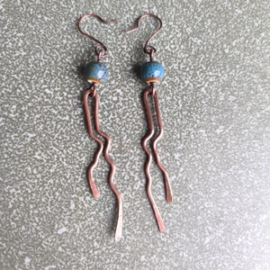 Vörösréz fülbevaló kék kerámia gyönggyel - ékszer - fülbevaló - lógó fülbevaló - Meska.hu