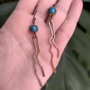 Vörösréz fülbevaló kék kerámia gyönggyel - ékszer - fülbevaló - lógó fülbevaló - Meska.hu