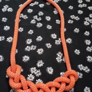 Narancs nyaklánc , fehér nyaklánc , Ékszer, Nyaklánc, Hosszú nyaklánc, Gyöngyfűzés, gyöngyhímzés, Horgolás, MESKA
