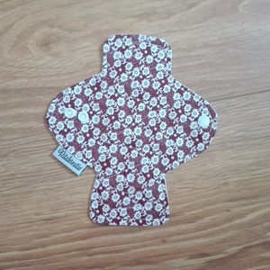 Prémium mosható tisztasági betét -vízhatlan réteggel ,bordó/ fehér virágos -  - Meska.hu