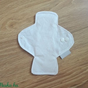 Prémium mosható tisztasági betét -vízhatlan réteggel ,bordó/ fehér virágos -  - Meska.hu