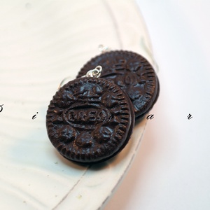 Oreo keksz fülbevaló - ékszer - fülbevaló - lógó fülbevaló - Meska.hu