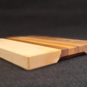 Modern csíkos vágódeszka fogászkönnyítővel - otthon & életmód - konyhafelszerelés, tálalás - sütés, főzés - vágódeszka - Meska.hu