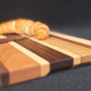 Margit vágódeszka fogáskönnyítővel  /  vegyes fából  - Meska.hu