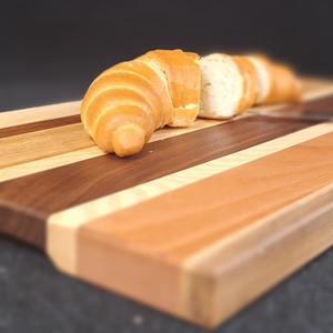 Margit vágódeszka fogáskönnyítővel  /  vegyes fából  - otthon & életmód - konyhafelszerelés, tálalás - sütés, főzés - vágódeszka - Meska.hu