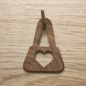 Szívvel faragott � Diófa táskadísz és kulcstartó - táska & tok - kulcstartó & táskadísz - táskadísz - Meska.hu