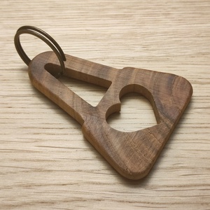 Szívvel faragott � Diófa táskadísz és kulcstartó - táska & tok - kulcstartó & táskadísz - táskadísz - Meska.hu