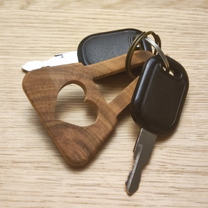 Szívvel faragott � Diófa táskadísz és kulcstartó, Táska & Tok, Kulcstartó & Táskadísz, Táskadísz, Famegmunkálás, MESKA