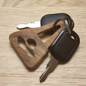 Icon � Diófa táskadísz és kulcstartó - Meska.hu