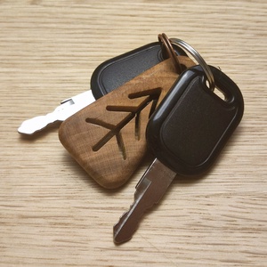 Diófa kulcstartó - Erdőjáró - egyedi kézműves fa ajándék - Meska.hu