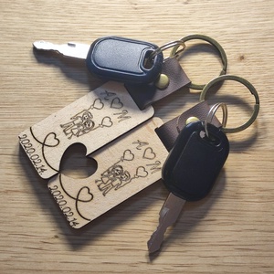 Páros fa kulcstartó Valentin-napra - Személyre szabott ajándék névvel és dátummal - Bükkfa kulcstartó  - Meska.hu