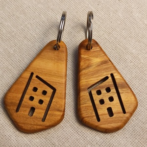 Városi Otthon Fa Kulcstartó � Prémium Gyümölcsfa Ajándék Panel vagy Társasházba Költözőknek, Táska & Tok, Kulcstartó & Táskadísz, Kulcstartó, Famegmunkálás, MESKA