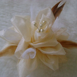 Elegáns pezsgő színű organza virág- csuklódísz, ruhadísz, kitűző -  - Meska.hu
