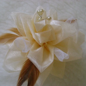 Elegáns pezsgő színű organza virág- csuklódísz, ruhadísz, kitűző - Meska.hu