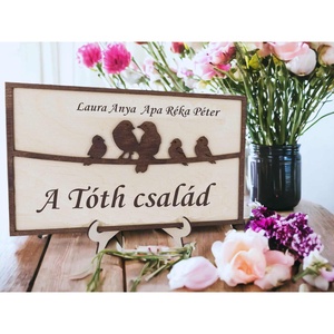 Személyre szabható Madácsalád tábla nevekkel - Ajándék Édesanyáknak, Nagyszülőknek Karácsonyra, születésnapra - otthon & életmód - dekoráció - asztal és polc dekoráció - asztaldísz - Meska.hu