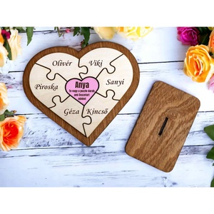 Puzzle szív tartóval anyáknak a családtagok nevével - Egyedi családi szív alakú dísz -Te vagy a puzzledarab, ami - otthon & életmód - dekoráció - asztal és polc dekoráció - asztaldísz - Meska.hu