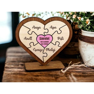 Puzzle szív tartóval anyáknak a családtagok nevével - Egyedi családi szív alakú dísz -Te vagy a puzzledarab, ami, Otthon & Életmód, Dekoráció, Asztal és polc dekoráció, Asztaldísz, Famegmunkálás, Gravírozás, pirográfia, MESKA