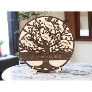 Családi fás tábla nevekkel - Gravírozott egyedi ajándék tartóval - Meska.hu