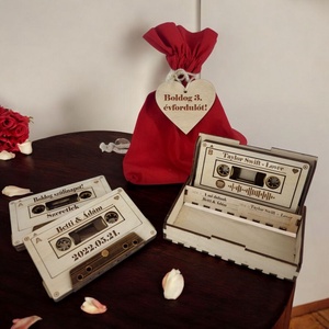 Gravírozott kazetta Spotify vagy QR kóddal, Otthon & Életmód, Dekoráció, Dísztárgy, Gravírozás, pirográfia, Famegmunkálás, MESKA