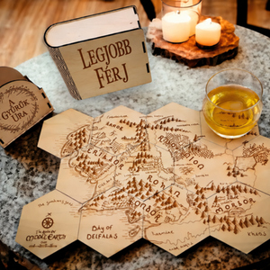 A Gyűrűk Ura Poháralátét készlet - térkép puzzle - 12 darabos szett, Otthon & Életmód, Konyhafelszerelés, tálalás, Tálalás, Tányér- és poháralátét, Gravírozás, pirográfia, ❗ Rendelésnél írd meg, ha kérsz egyedi feliratot a tartóra és/vagy az ajándékdobozra.
Pl.:
Tartó: G..., MESKA