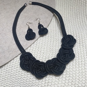Virágos nyaklánc és lógós füge fülbevaló zsinórékszer szett, kézzel csomózott, fekete - Meska.hu