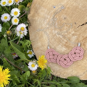 Virágos nyaklánc több színben - ékszer - nyaklánc - hosszú nyaklánc - Meska.hu