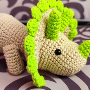 Holgolt dínó (triceratopsz), Játék & Sport, Plüssállat & Játékfigura, Plüss dínók, Horgolás, MESKA