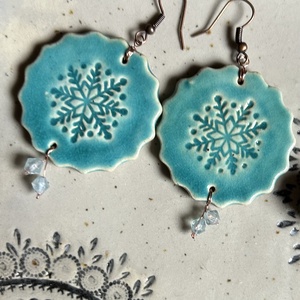 Hópehely mintás  kerámia fülbevaló. - ékszer - fülbevaló - lógós kerek fülbevaló - Meska.hu