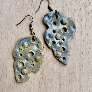 Szürke Kerámia fülbevaló - ékszer - fülbevaló - lógó fülbevaló - Meska.hu