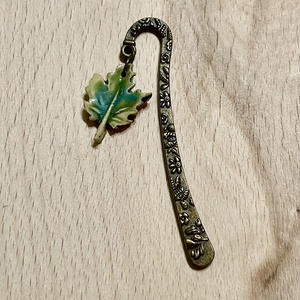 Könyvjelző apró levéllel - Meska.hu