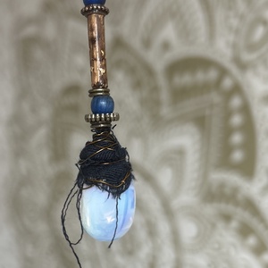 Asszimertikus opál fülbevaló, Ékszer, Fülbevaló, Lógós kerek fülbevaló, Ékszerkészítés, 
A bal oldali fülbevalón két kerámia gyöngy, köztesek és egy sötétkék bojt van. A jobb oldalin egy ..., MESKA