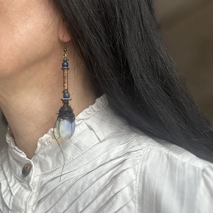 Asszimertikus opál fülbevaló - ékszer - fülbevaló - lógós kerek fülbevaló - Meska.hu